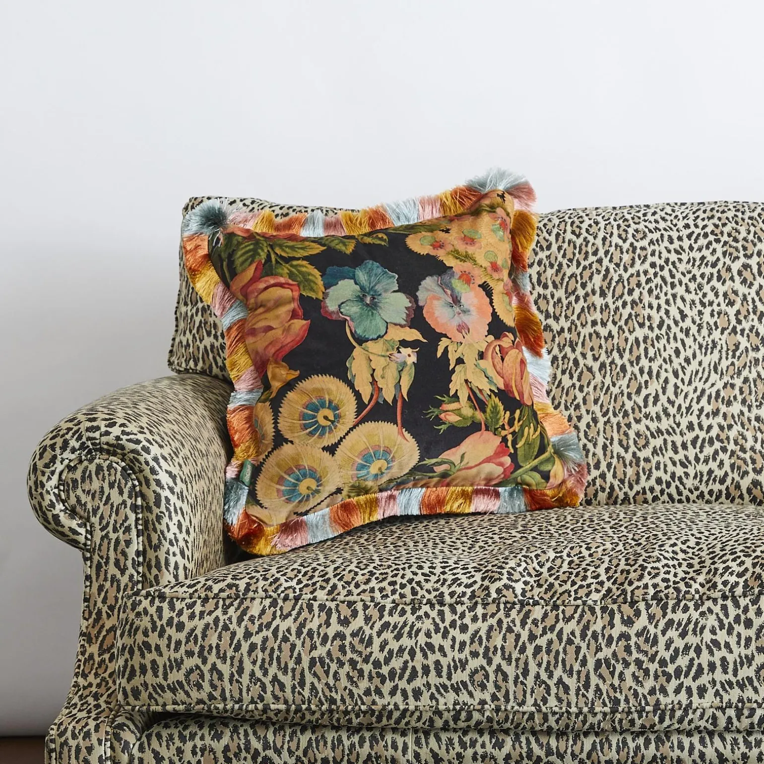 AMATORIA Medium Fringe Velvet Cushion - Noir