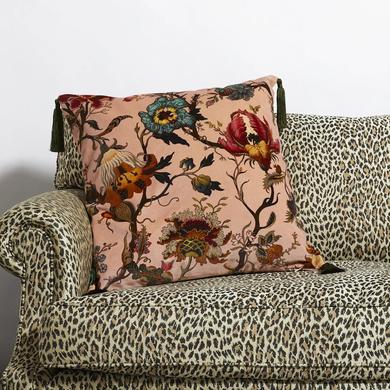 ARTEMIS Large Tassel Velvet Cushion - Blush