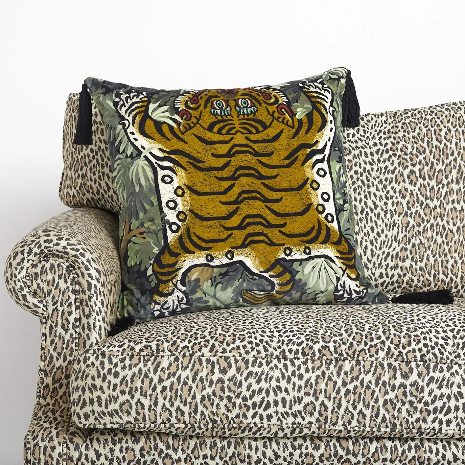 FORIS SABER Large Tassel Velvet Cushion - Noir