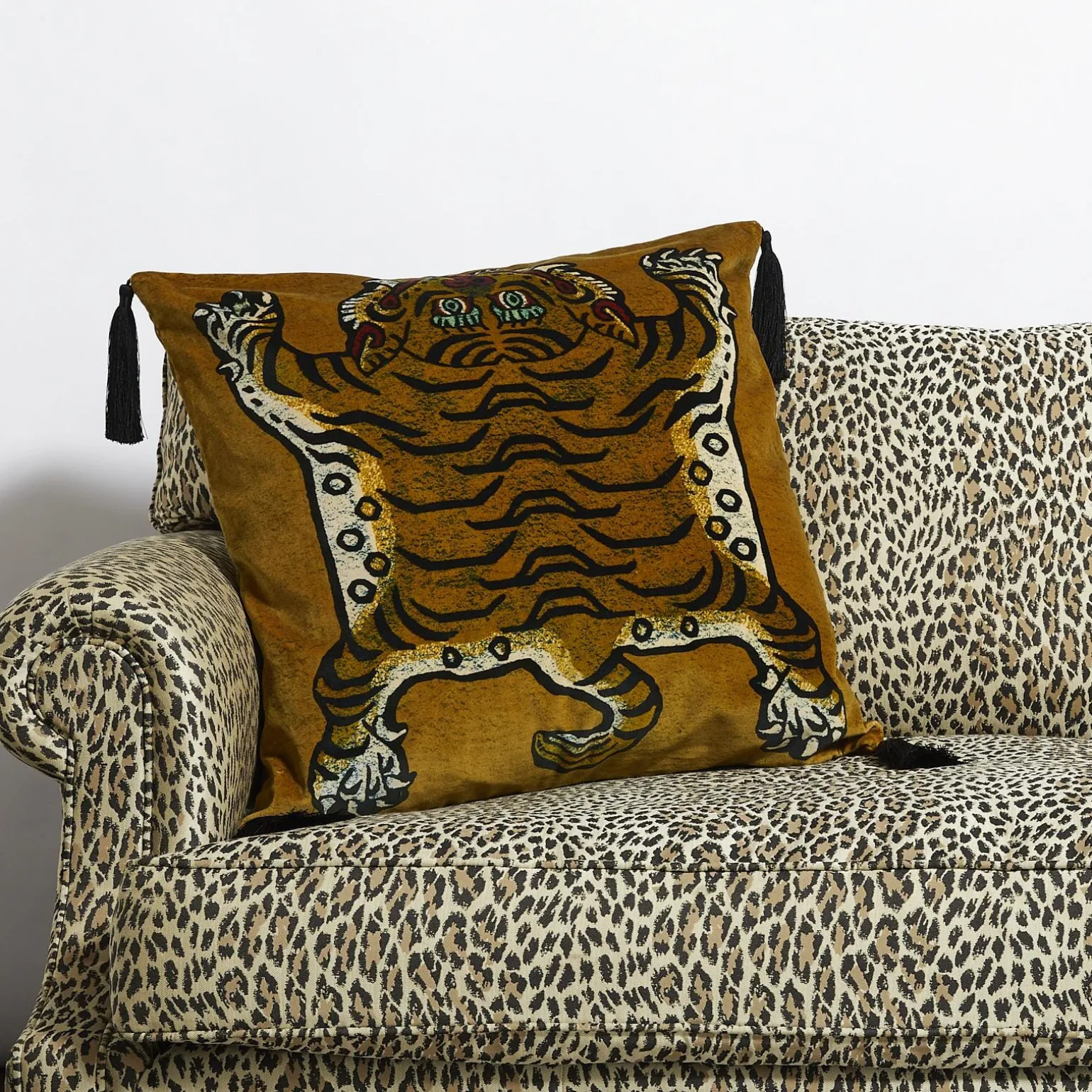 SABER Large Tassel Velvet Cushion - Gold