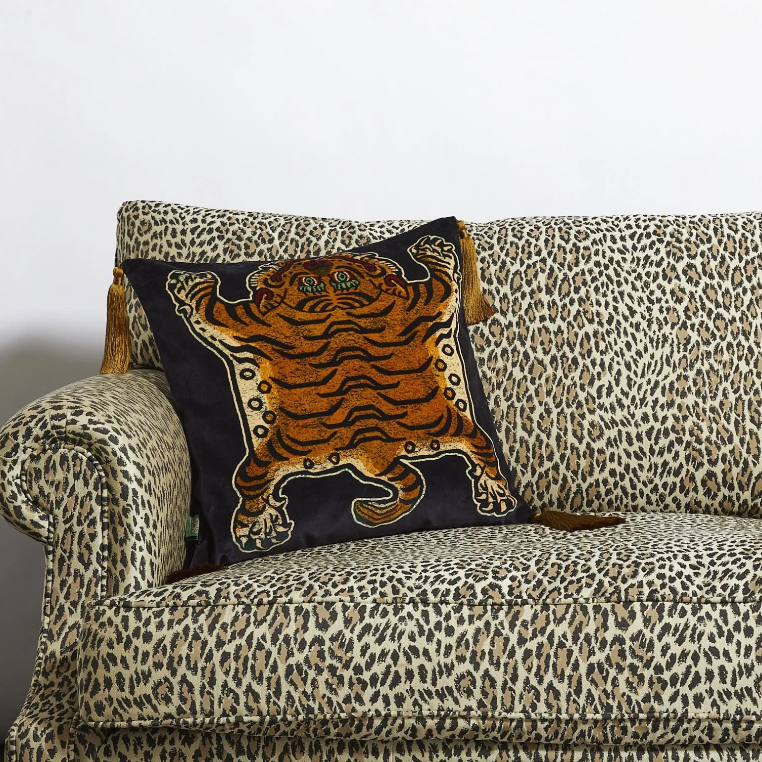 SABER Medium Tassel Velvet Cushion - Noir