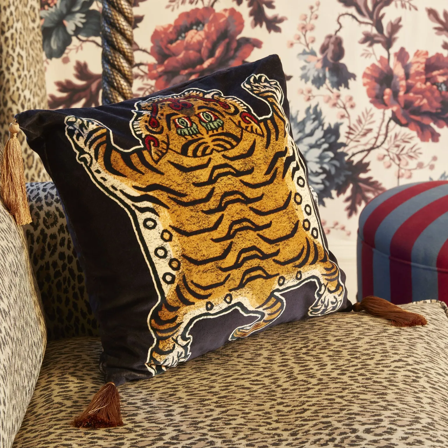 SABER Medium Tassel Velvet Cushion - Noir
