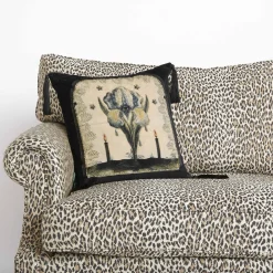 THE FLOWER AT THE GATE Velvet Medium Cushion - Noir
