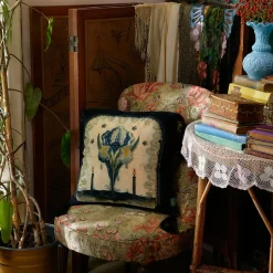 THE FLOWER AT THE GATE Velvet Medium Cushion - Noir