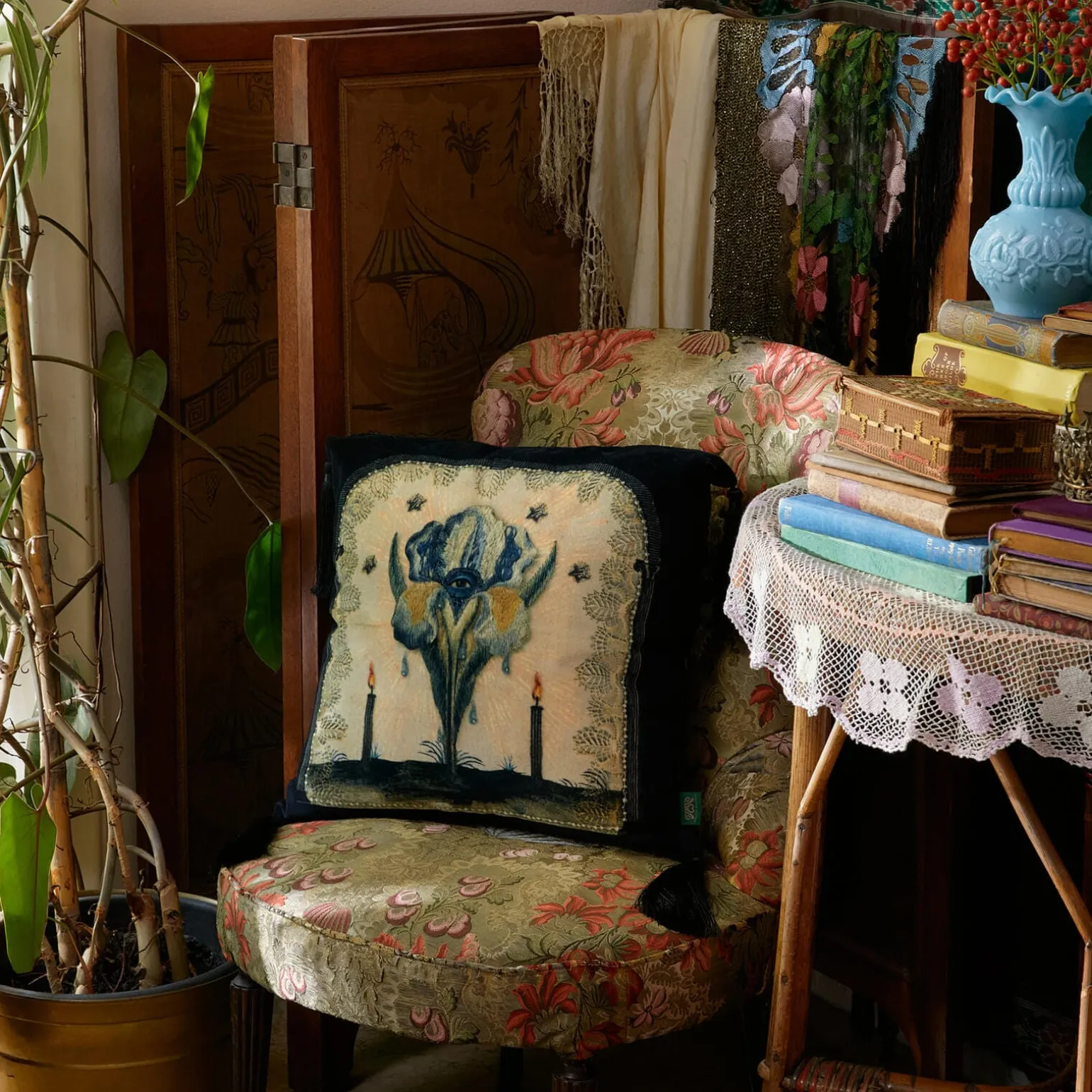 THE FLOWER AT THE GATE Velvet Medium Cushion - Noir