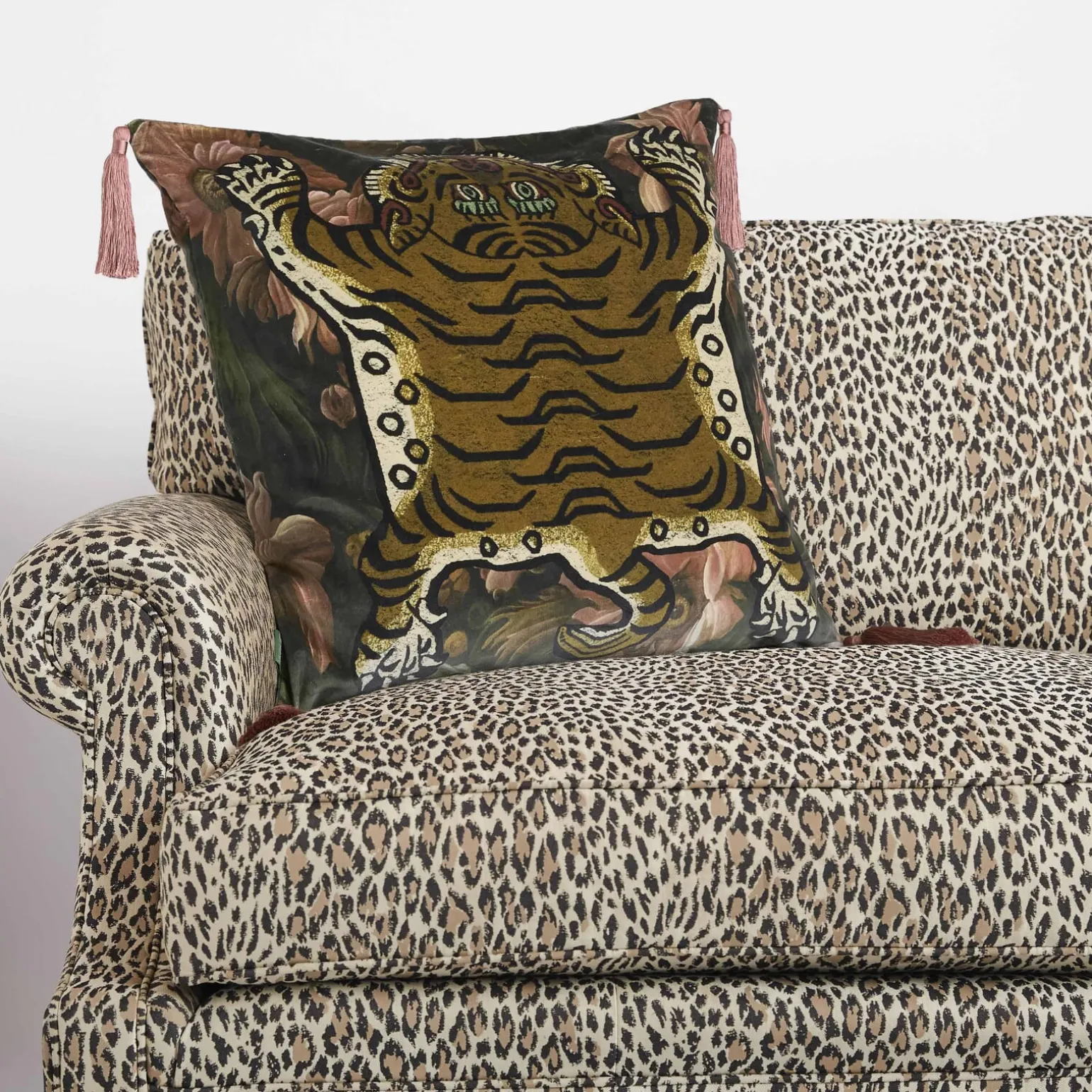 UMBRA SABER Large Tassel Velvet Cushion - Noir