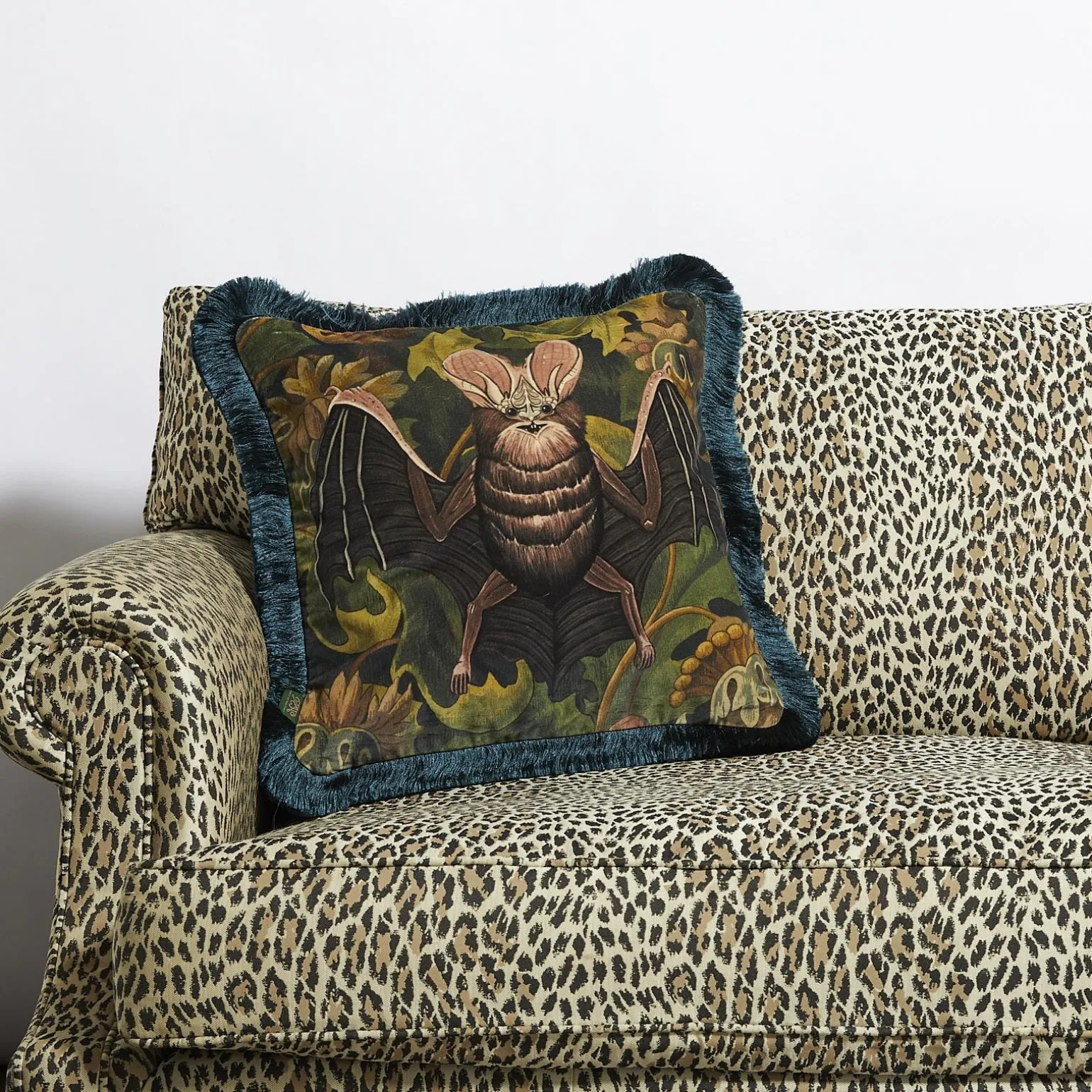 VESPERTINE Medium Fringed Velvet Cushion - Verde